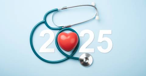 Zorg 2025; stethoscoop met rood hart en 2025